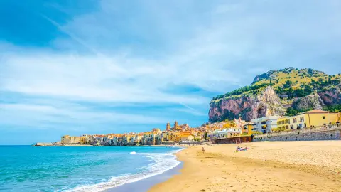 Sizilien_Inselgoettin-unter-dem-Aetna_Strand-Cefalu-placeholder
