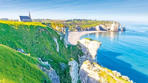 6616_Normandie+Bretagne_content_1920x1080px_Kapelle-Notre-Dame-mit-Blick-auf-den-Porte-d-Aval-in-Etretat-placeholder