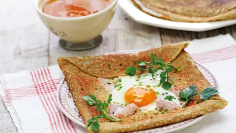 7032_Normandie+Bretagne_content_1920x1080px_Abendessen in einer Creperie-placeholder