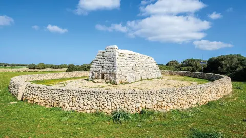 6648_Menorca-Perle-der-Balenaren_content_1920x1080px_Naveta-des-Tudons-placeholder