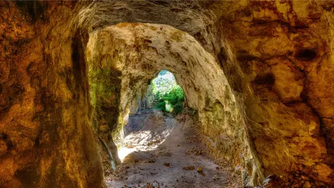 7020_Menorca-Perle-der-Balenaren_content_1920x1080px_Cova-des_Coloms-placeholder