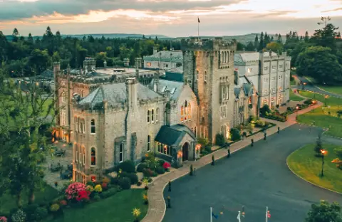 7027-28_Glanzlichter-Irlands_content_1920x1080px_Kilronan-Castle_Exterior-placeholder