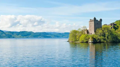 Mystisches Schottland - Loch Ness mit Blick auf Urquhart Castle-placeholder