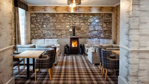 6823_Glanzlichter-Schottlands_content_1920x1080px_Reisepartner-Carrbridge-Hotel_Lounge-mit-Kamin-placeholder