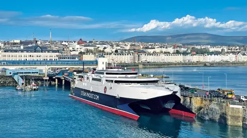 6852_Nordengland-Wales-IsleOfMan_Fähre-im-Hafen-von-Douglas-placeholder