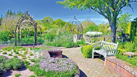 6854_zu-gast-bei-rosamunde-pilcher_content_1920x1080px_rosemoor-garden-placeholder