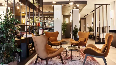 6891_Adventszauber-in-England_content_1920x1080px_Radisson-London-Heathrow_Bar-1-placeholder