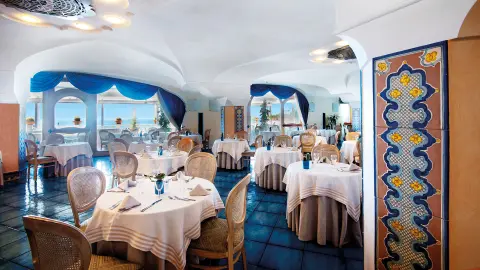 7010_Ischia_content_1920x1080px_4-Sterne-Hotel-Sorriso-Thermae-Resort-&-Spa_Restaurant-2-placeholder
