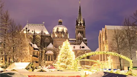 NLD614_5542_Advent_im_Dreilaendereck25_content_1920x1080px_Aachener UNESCODom2-placeholder