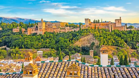 Eindrucksvolles UNESCO-Welterbe Alhambra über den Dächern Granadas-placeholder