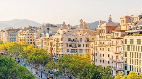 6899_Staedte-Erlebnis_Barcelona_content_1920x1080px_Passeig_De_Gracia_mit_Casa_Mila-placeholder