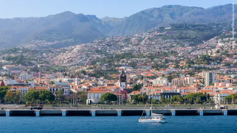 6806-09-Bluetenzauber-auf-Madeira_content_1920x1080px_Funchal_VistadoMar7Francisco-Correia-placeholder