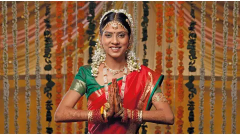 6817 Magisches Indien_Frau_Namaste-placeholder