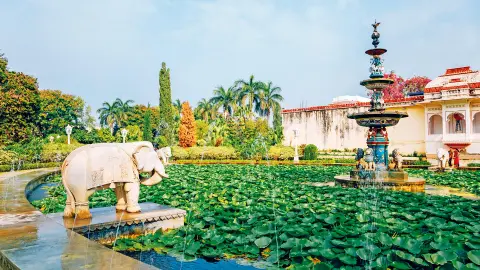 6817 Magisches Indien_Frauengarten_in_Udaipur-placeholder