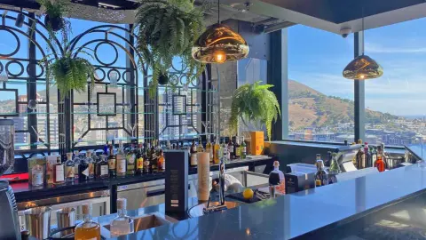 Sky Hotel, Bar-placeholder