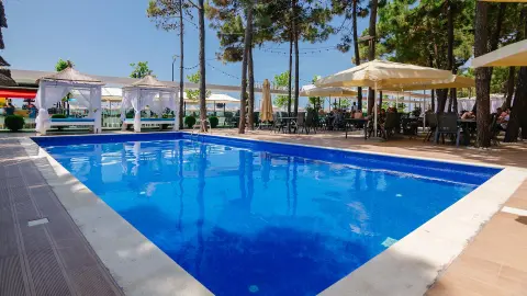 6888_GAL111_Geheimnisvolles_Albanien_content_1920x1080px_AS_Hotel_Pool-placeholder