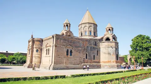 5202_Großartiger-Kaukasus_content_1920x1080px_Hauptkathedrale-von-Etschmiadsin-placeholder