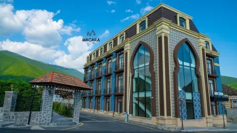 5202_Großartiger-Kaukasus_content_1920x1080px_Sheki_Macara-Sheki-City-Hotel_Aussen-placeholder