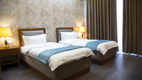5202_Großartiger-Kaukasus_content_1920x1080px_Sheki_Macara-Sheki-City-Hotel_Zimmer-placeholder