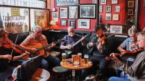 DUB112-113_Glanzlichter-Irlands_content_1920x1080px_Irish-music-pub-placeholder