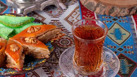 Aserbaidschanischer schwarzer Tee mit Gebäck-placeholder