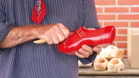 Handgemachte Klompen in rot-placeholder