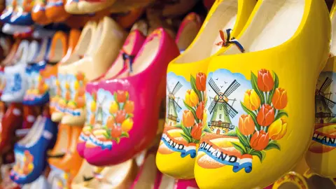 Bunt bemalte Holländische Klompen in Gelb und Pink-placeholder