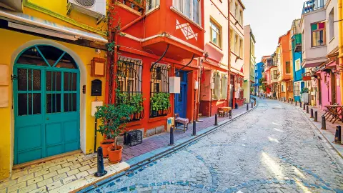 6869-70_Städte-Erlebnis-Istanbul_Gasse-im-Balat-Viertel-placeholder