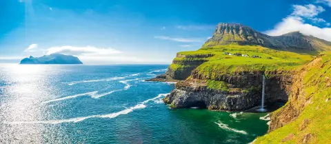 Malerische Landschaft von Gasadalur auf den Färöer-Inseln Sliderformat-placeholder