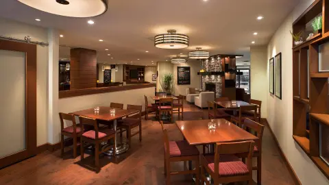 6851_JFK111_Ostkueste-USA-Kanada-2025_Four-Points-by-Sheraton-Hotel-&-Conference-Centre-Gatineau_LArdoise_Restaurant-placeholder