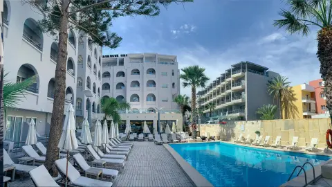 7200_HER111_Kreta-2025_content_1920x1080px_Glaros-Beach_Pool-placeholder