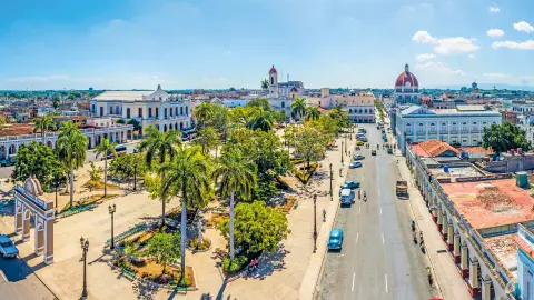 Panoramablick auf den Plaza de Armas in Cienfuegos-placeholder