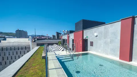 4-Sterne-Hotel Catalonia Gran Vía Bilbao, Dachterrasse mit Außenpool mit trendtours-placeholder