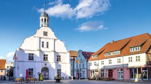 5369_kuestenglueck-bernsteinmeer_content_1920x1080px_wolgast_rathaus-placeholder