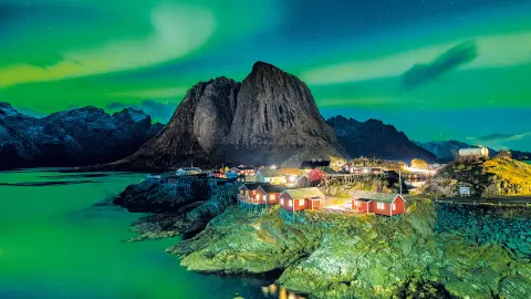 BGO111_Kuestenzauber Norwegens 26_1920x1080px_Nordlichter über den Lofoten-placeholder