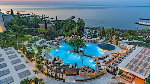 LCA111_Zypern_content_1920x1080px_Mediterranean-Beach-Hotel_Exterior-Building-Overview-by-Night-placeholder