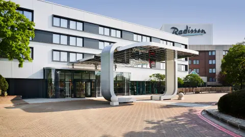 LHR111_London-im-Lichterglanz_content_1920x1080px_Radisson-Heathrow-placeholder