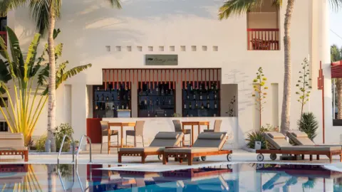 6877-78_Faszination_Oman_content_1920x1080px_Strandhotel4-placeholder
