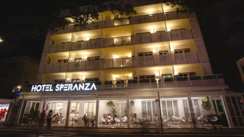 ITA621_Magisches-Venedig_Strandspass-Adria_26_content_1920x1080px_Hotel Speranza_Vista Hotel bei Nacht.jpg-placeholder