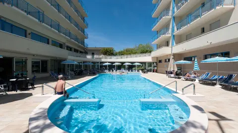 ITA621_Magisches-Venedig_Strandspass-Adria_26_content_1920x1080px_Hotel Miami_Swimming pool 2-placeholder