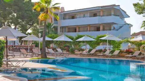 7019_Mallorca-zum-Verlieben_content_1920x1080px_4-Sterne-Valentin-Hotel_pool-2-placeholder