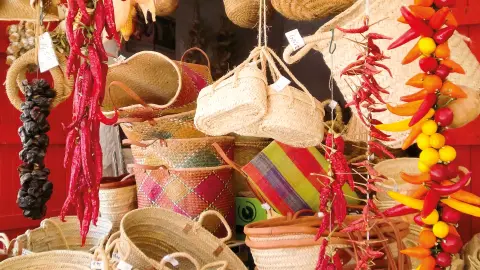 Geflochtene Körbe auf einem Markt in Mallorca-placeholder