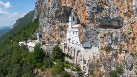 Kloster Ostrog eingebettet im Berg-placeholder