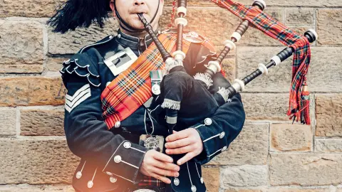 traditionell schottisch gekleideter Dudelsackspieler-placeholder