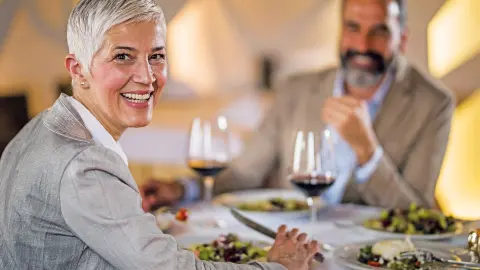 Seniorenpaar beim Abendessen mit Trendtours-placeholder
