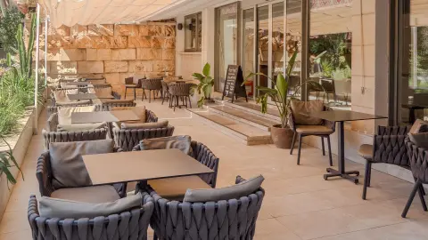 PMI122_Mallorca_unter_der_Herbstsonne_content_1920x1080px_Ipanema-Beach_Terrasse-placeholder