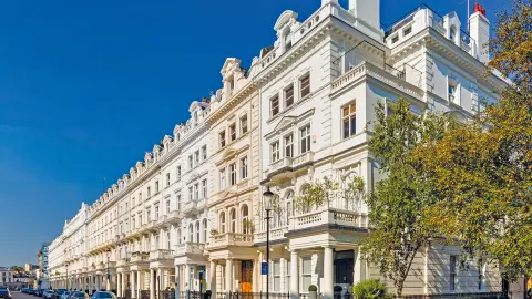 Stadtteil Kensington mit weißer Häuserfassade-placeholder