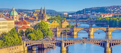 Die Karlsbrücke über der Moldau in Prag-placeholder