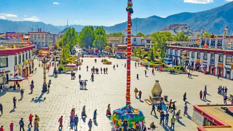 TFU111-112_7282-7283_Tibet-25-26_content_1920x1080px_Barkhor-Platz-in-Lhasa-placeholder