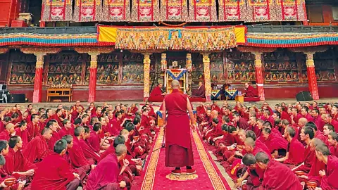 TFU111-112_7282-7283_Tibet-25-26_content_1920x1080px_Blessing-ceremony-in-Tashilunpo-Monastery-placeholder
